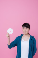 ディスクを持った女性