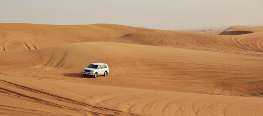 Fototapeta premium car in desert