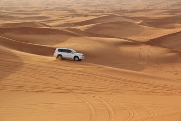 Fototapeta na wymiar car in desert