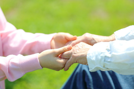 シニア男性の手を取る・新緑