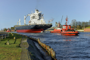 Polska, Port Gdański, statek w asyscie holowników