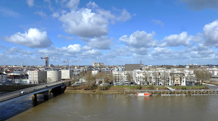 Fototapeta na wymiar Nantes pont sur la Loire
