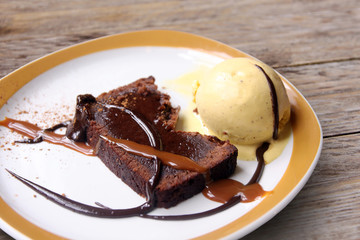 moelleux au chocolat mit vanilleeis