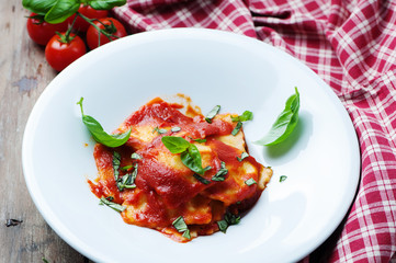 cooked ravioli with tomato and basil