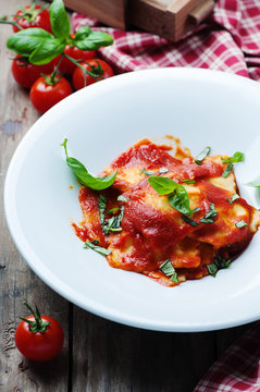 cooked ravioli with tomato and basil