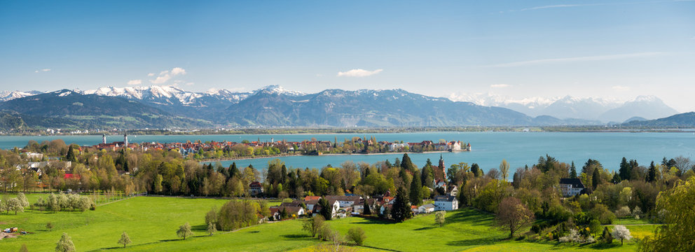 Blick auf die Halbinsel Lindau und die Alpen
