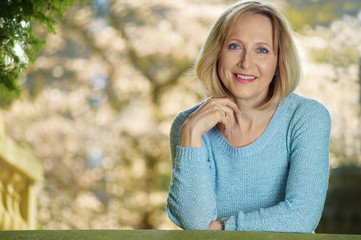 Obraz premium outdoor portrait of an attractive mature woman