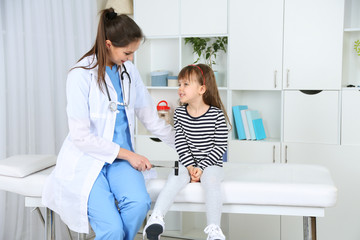 Obraz premium Little girl and young doctor in hospital