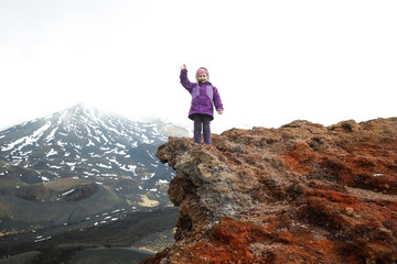 Fototapeta premium Świętująca dziewczyna osiągnęła szczyt krateru na Etnie
