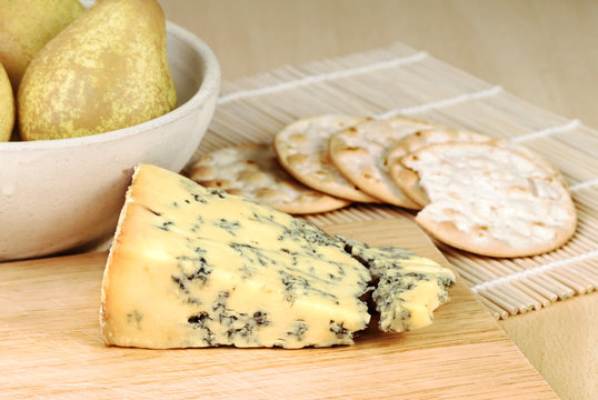 Blue cheese with pears and crackers