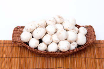 funghi in un cestino di vimini 