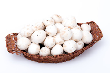 funghi champignon crudi in un cestino