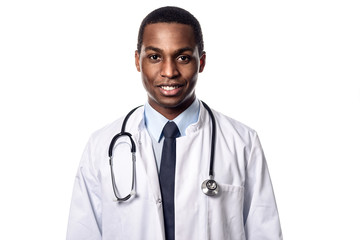 Attraktiver selbstbewusster afrikanischer Arzt