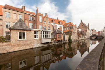 Fototapeta na wymiar houses along the canals of Brugge, Belgium