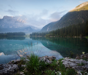 Fototapeta na wymiar Piękny poranek nad alpejskim jeziorem