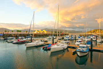 Grupo de barco pequeños en puerto deportivo