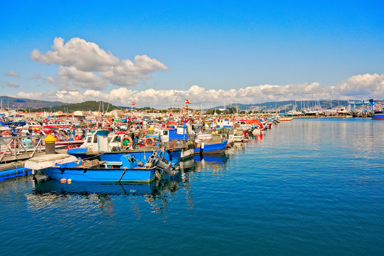 Grupo de barcos en marina
