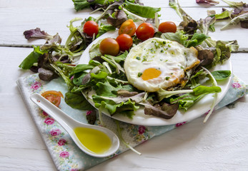 Ensalada con huevos fritos