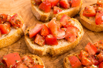 Bruschetta con pomodore e basilico