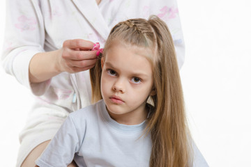 My daughter is tired of long hair splicing