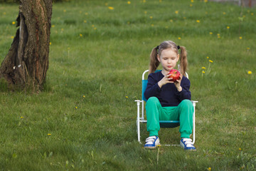 Dziewczynka z jabłkiem - obrazy, fototapety, plakaty