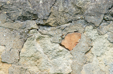 Part of the collapsed wall composed of different elements: coqui