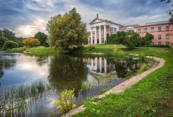 Fototapeta na wymiar Усадьба у пруда Manor near the pond