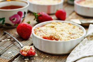 crumble with strawberries and cereal
