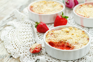 crumble with strawberries and cereal