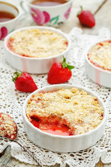 crumble with strawberries and cereal