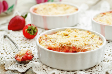 crumble with strawberries and cereal