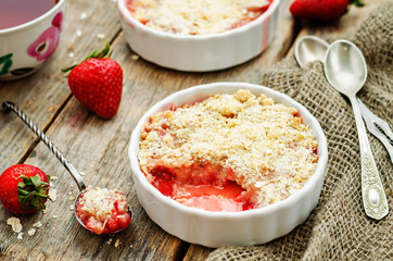 crumble with strawberries and cereal