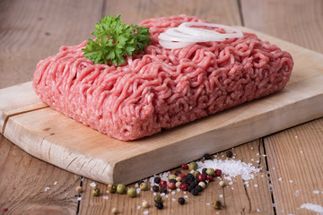 Hackfleisch auf Holzbrett