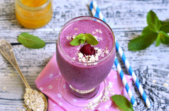 Berry and mint smoothie with oats and honey.