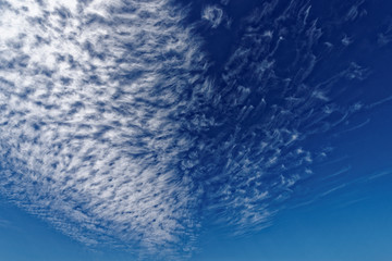 Blauer Himmel mit Cirrocumulus