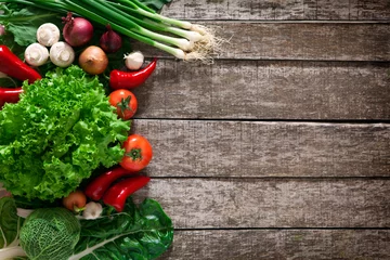 Photo sur Plexiglas Légumes Légumes mûrs frais sur fond de table en bois