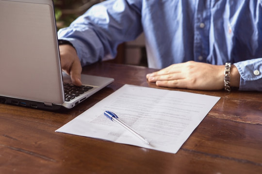 contratto di lavoro con datore nell'ufficio e notebook