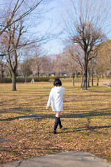 Fototapeta premium 女性の後ろ姿