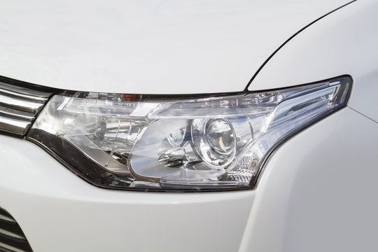 車のヘッドライト　 Headlight of the white car