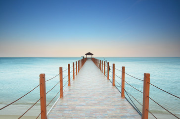 Naklejka premium Beautiful sunset at tropical beach with jetty