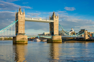 Obraz na płótnie Canvas Tower Bridge in London on a beautiful sunny evening