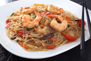 cibo asiatico spaghetti con gamberi