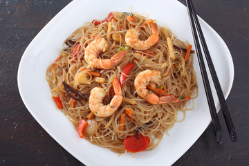 cibo asiatico spaghetti con gamberi