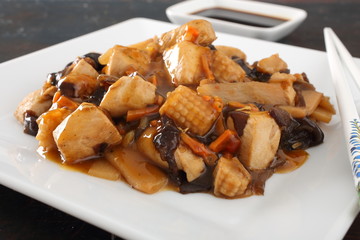 cibo cinese pollo con funghi
