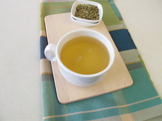 Eine Tasse Kukicha Grüntee