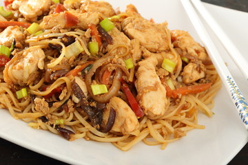 cibo asiatico pollo verdure e spaghetti