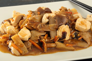 cibo cinese pollo con funghi