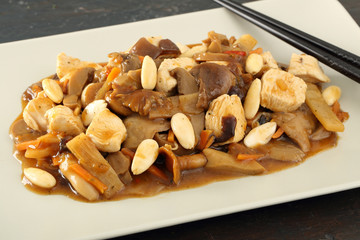 cibo cinese pollo con mandorle © denio109