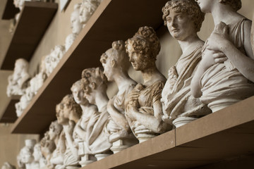 Mezzi busti di gesso, Firenze