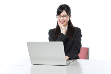 ビジネスウーマン　ノートパソコンで仕事する